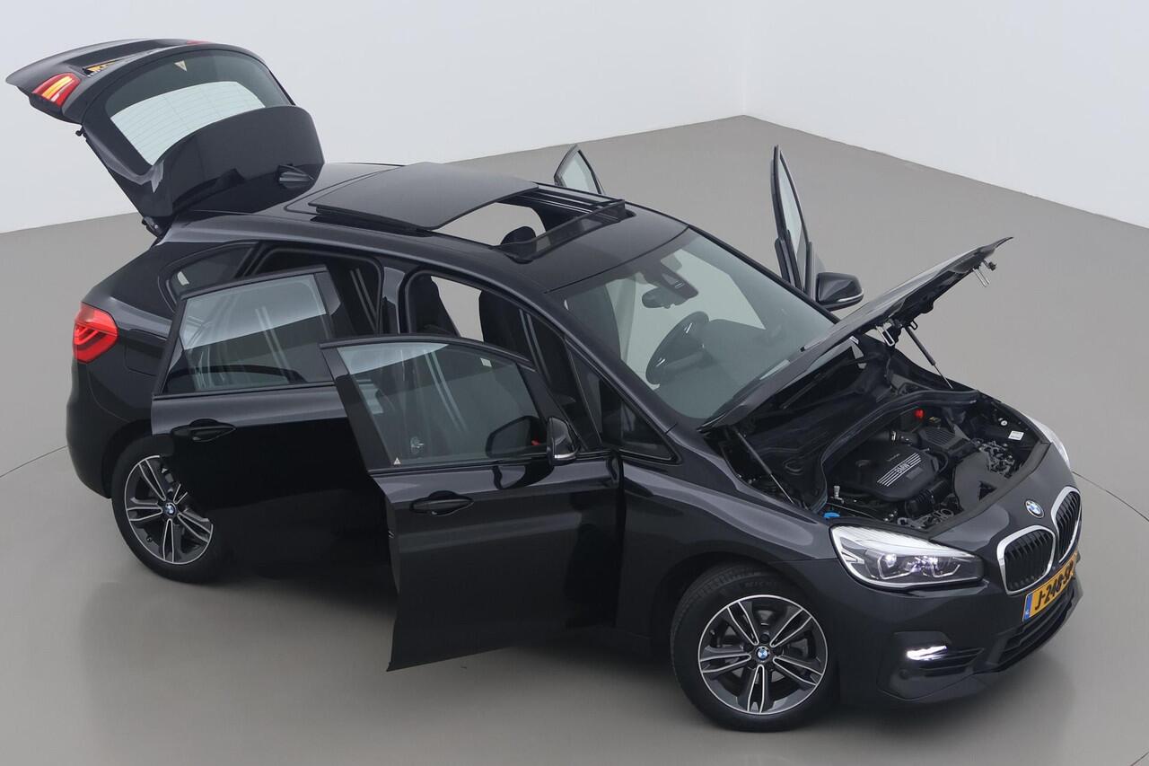 BMW 2-SERIE Active Tourer 218i High Executive | Panoramadak | Trekhaak | Head-Up | Camera