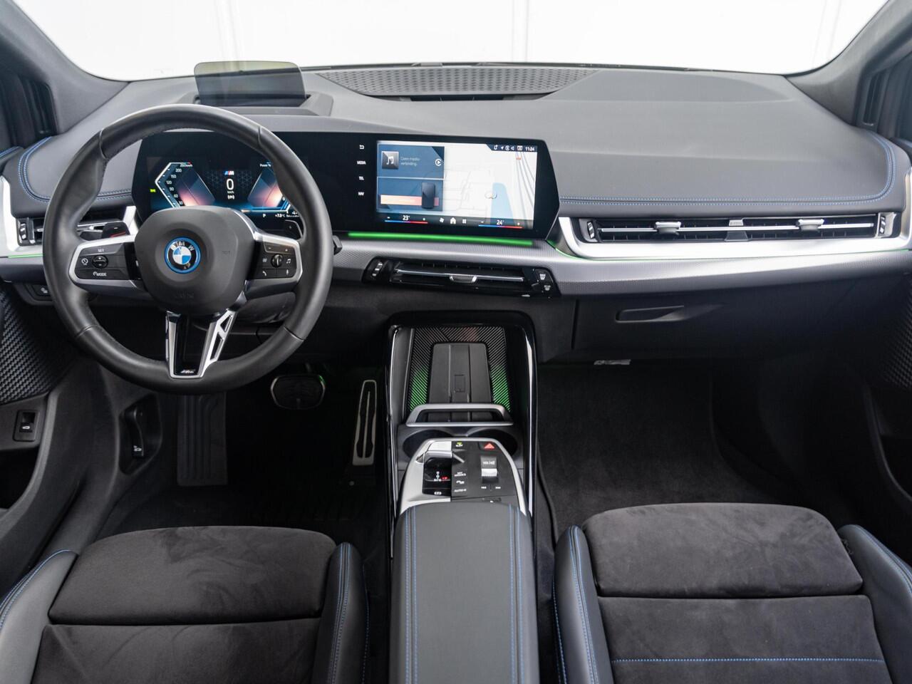 BMW 2-SERIE Active Tourer 225e xDrive | M Sportpakket | Innovation Pack | Comfort Access | Head-Up Display | Driving Assistant Plus | 17''