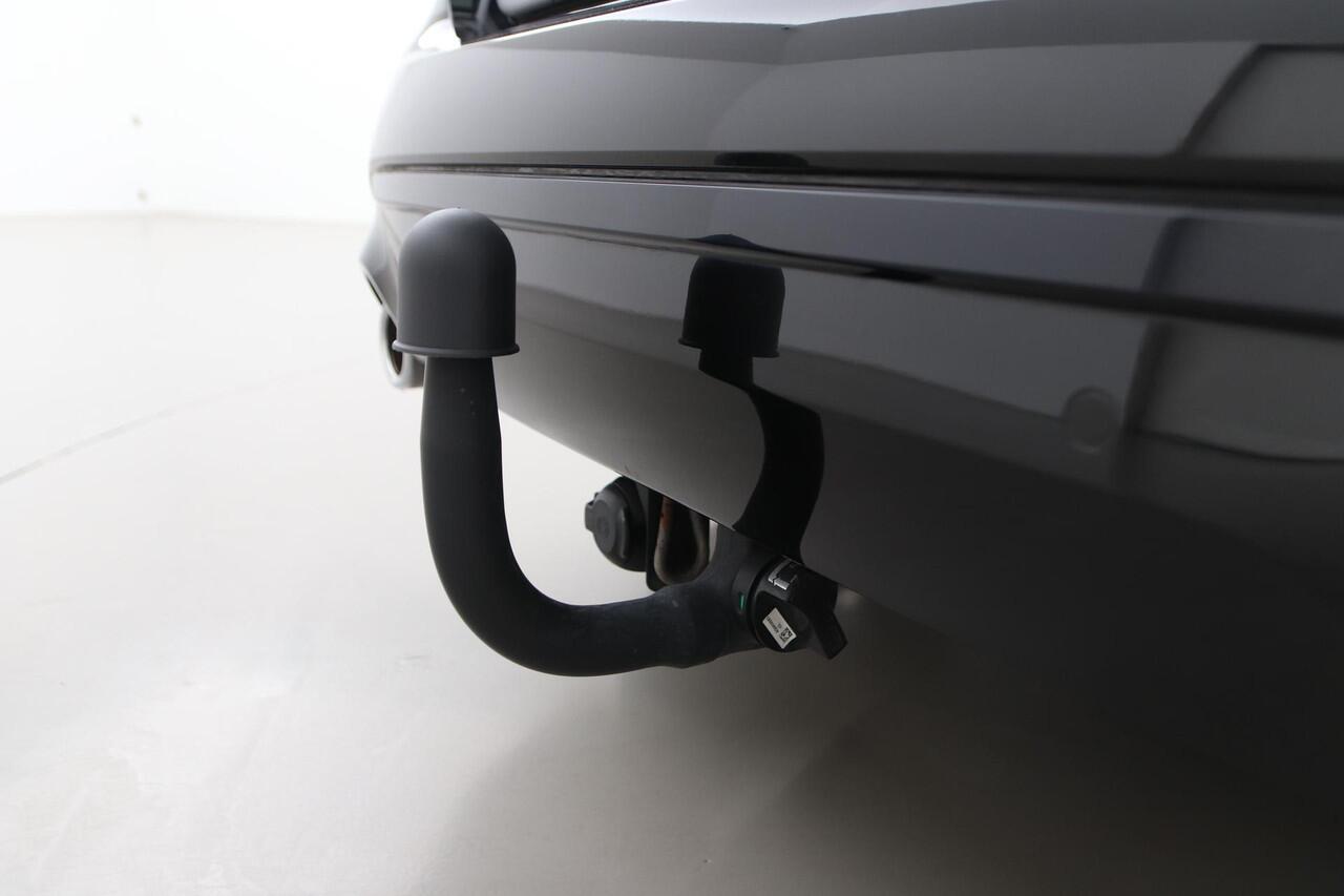 BMW 2-SERIE Active Tourer 218i High Executive | Panoramadak | Trekhaak | Head-Up | Camera