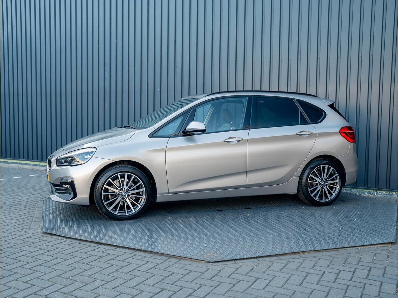 BMW 2-SERIE Active Tourer 218i Business Edition Plus | Panodak | Head Up | Trekhaak | Camera | Prijs Rijklaar!!