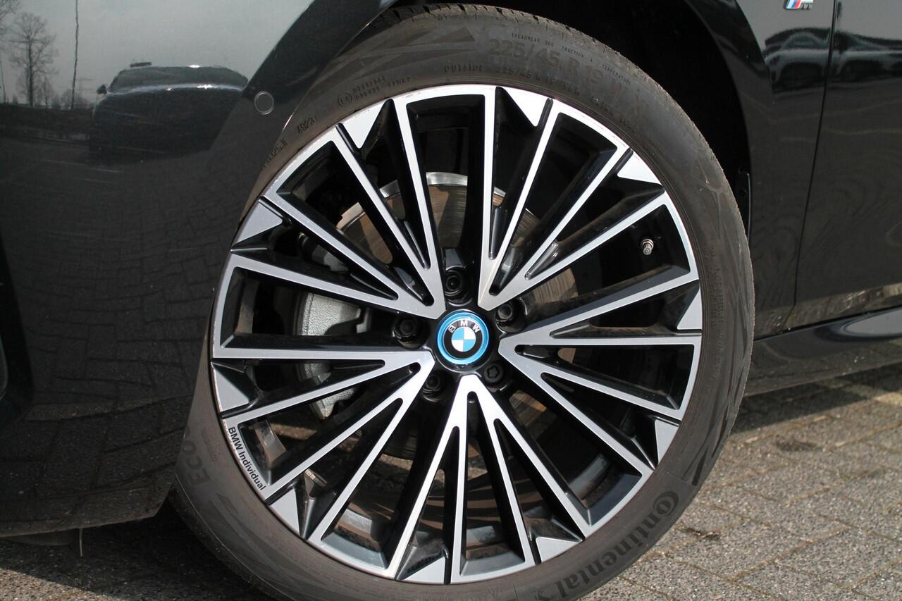 BMW 2-SERIE Active Tourer 225e xDrive High Executive M Sport Automaat / Panoramadak / Adaptief M Onderstel / Sportstoelen / Stoelverwarming / Adaptieve LED / Parking Assistant Plus / Head-Up / Live Cockpit Professional