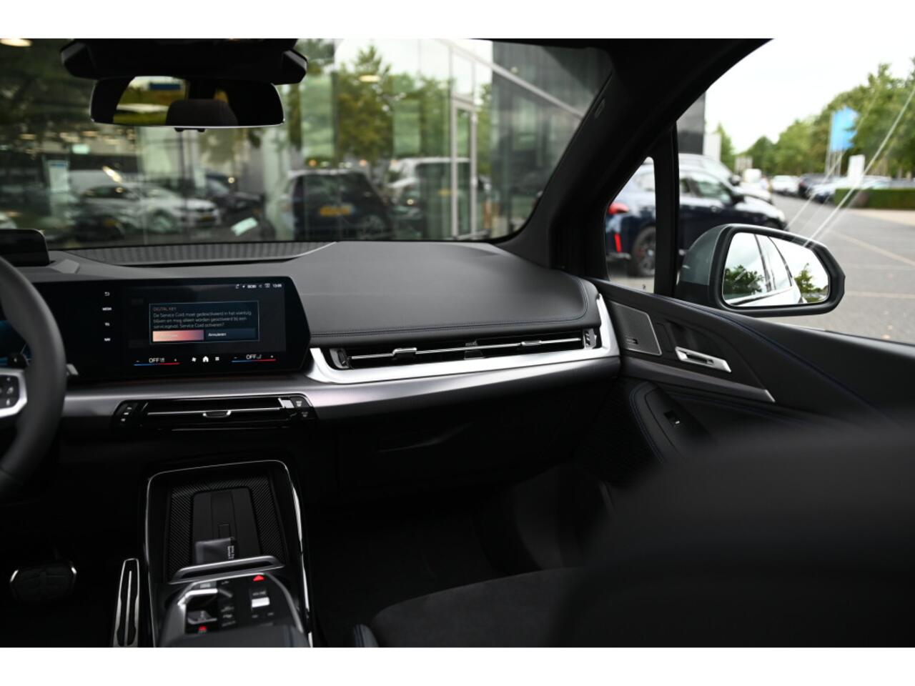 BMW 2-SERIE Active Tourer 225e xDrive High Executive M Sport Automaat / Panoramadak / Trekhaak / Sportstoelen / M Adaptief onderstel / Parking Assistant Plus / Head-Up / Harman-Kardon