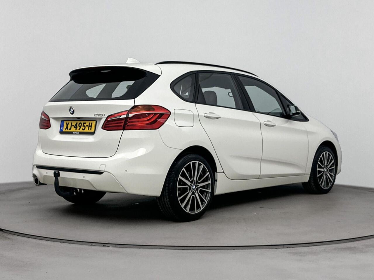 BMW 2-SERIE Active Tourer 218i Corporate Lease High Executive 140Pk | Navigatie | Parkeersensoren Voor & Achter | Achteruitrijcamera | Schuif-Kanteldak | Lederen Bekleding | Climate Control | Trekhaak | Stoelverwarming |