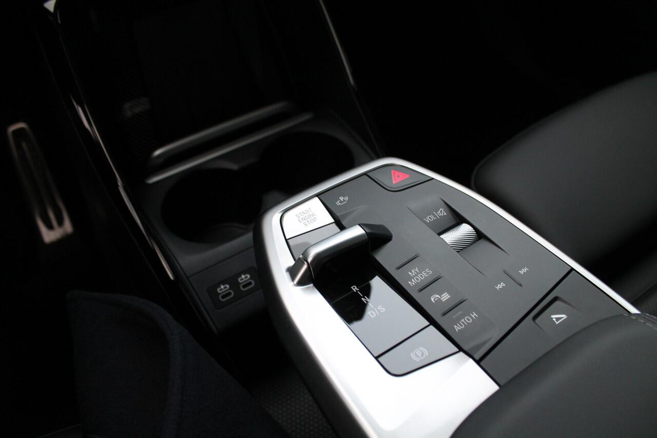 BMW 2-SERIE Active Tourer 225e xDrive High Executive M Sport Automaat / Panoramadak / Trekhaak / Sportstoelen / Stoelverwarming / Adaptieve LED / Harman Kardon / Head-Up / Parking Assistant Plus