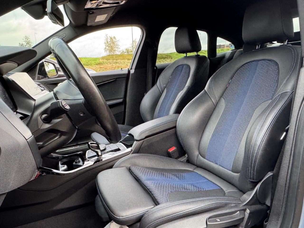 BMW 2-SERIE 218i M-SPORT AUT. HALF-LEER NAVI CAMERA CARPLAY TREKHAAK AIRCO LMV