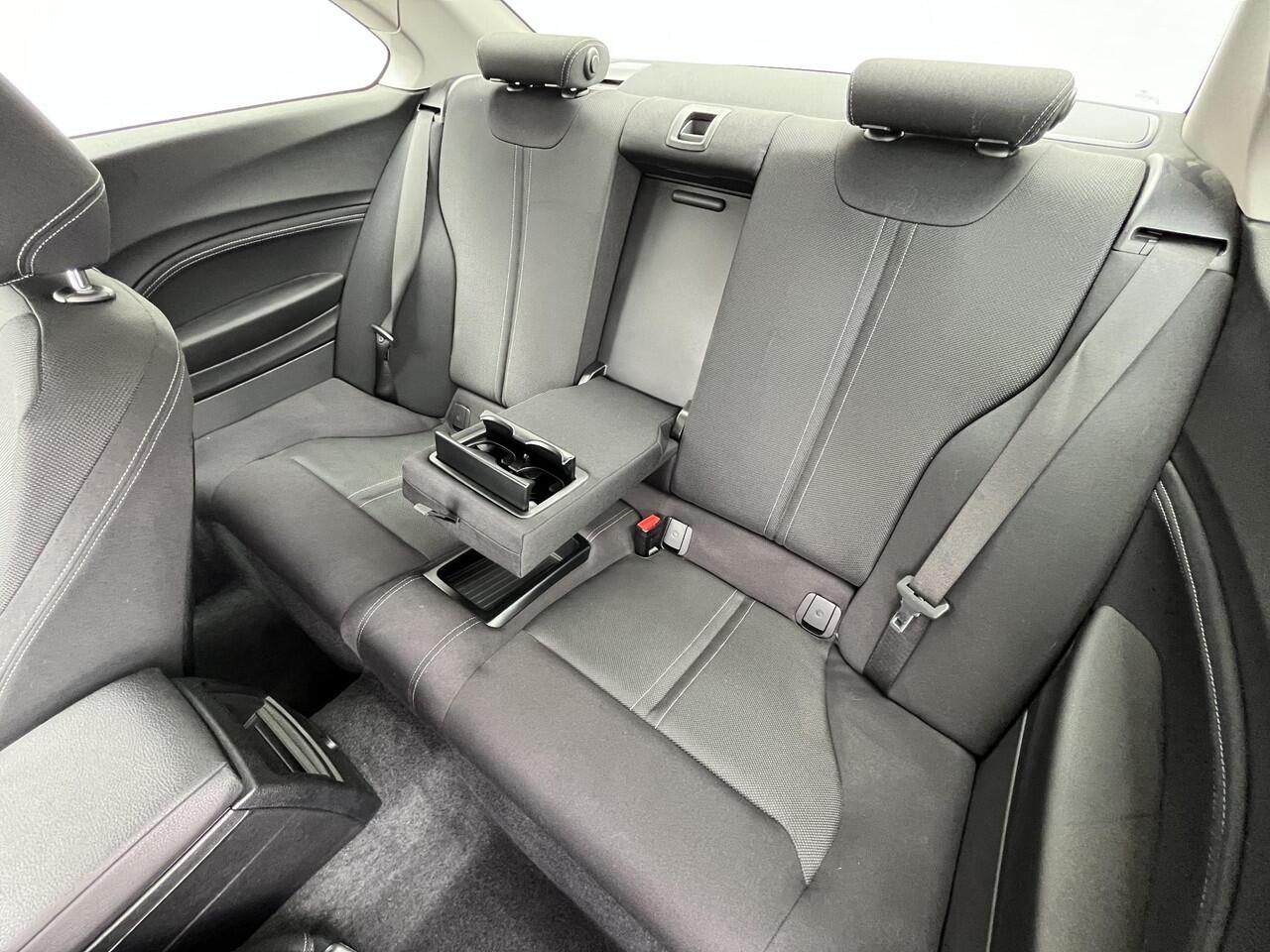 BMW 2-SERIE Coupé 218i Executive Sport Line Business / Automaat / Cruise- en Cruise Control / Verwarmde Voorstoelen / Keyless Start / Parkeersensoren voor + achter / Navigatie full map / M Leder Sportstuur / Lichtmetalen velgen dubbel spaak / Bluetooth /