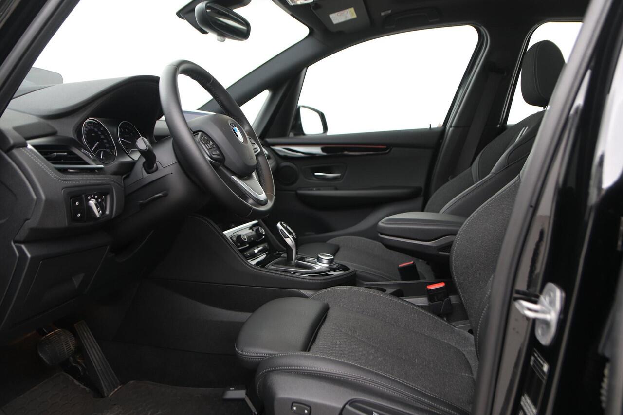 BMW 2-SERIE Active Tourer 218i High Executive | Panoramadak | Trekhaak | Head-Up | Camera