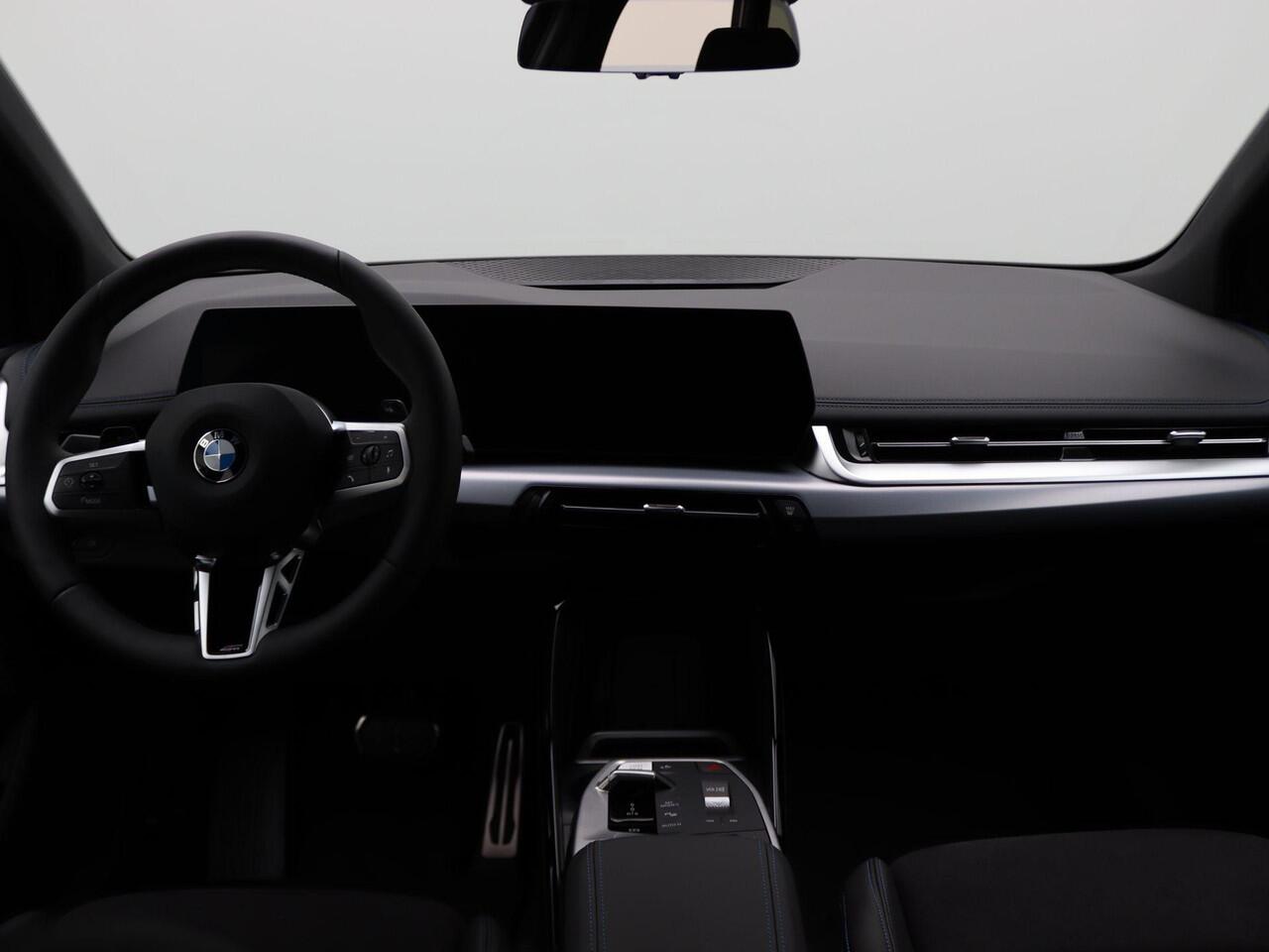 BMW 2-SERIE Active Tourer 218i M Sportpakket | Premium Pack | Stuurwielrand Verwarmd | Trekhaak | Driving Assistant | Parking Assistant | 18''