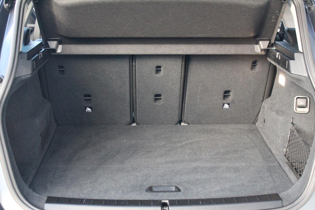 BMW 2-SERIE Active Tourer 218i-140pk Executive Edition AUTOMAAT ! Uiterst nette, erg luxe en goed onderhouden hoogzitter. Autm. airco, metallic lak, trekhaak, cruise control, HUD, LED verl., elektr. achterklep, navigatie, telefoonvoorb., LM wielen+all season banden r