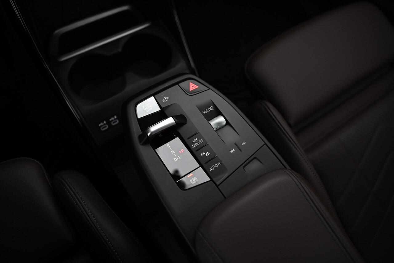 BMW 2-SERIE Active Tourer 225e xDrive Automaat / Sportstoelen / Trekhaak / Achteruitrijcamera / Comfort Access / Adaptieve LED / Stoelverwarming