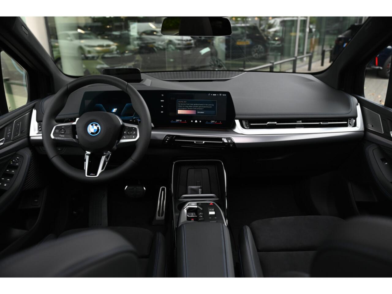 BMW 2-SERIE Active Tourer 225e xDrive High Executive M Sport Automaat / Panoramadak / Trekhaak / Sportstoelen / M Adaptief onderstel / Parking Assistant Plus / Head-Up / Harman-Kardon