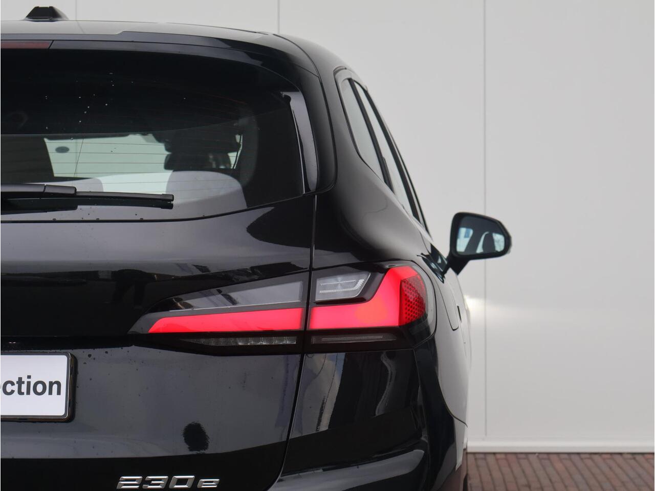 BMW 2-SERIE Active Tourer 230e xDrive / M-Sportpakket / Harman Kardon / Head Up Display / Driving Assistant Plus / Elektrisch Verstelbare Stoelen /