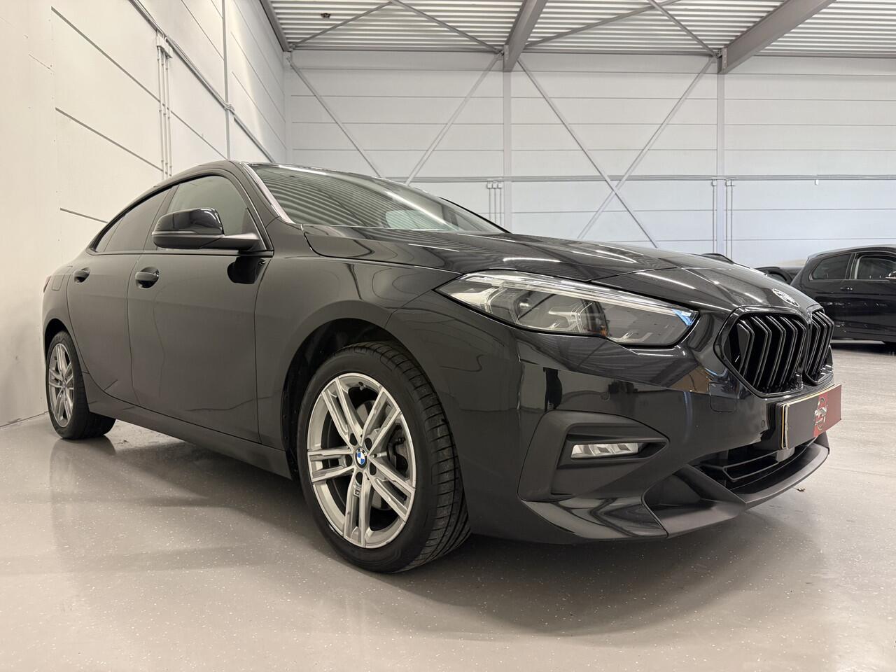 BMW 2-SERIE Gran Coupé 218i Edition BLACK Aut. 96.514km/LED/CARPLAY/LIVE COCKPIT PRO/17"M-SPORT/CRUISE/DRIVING-ASS/SHADOW-LINE/BLACK-GRILLE/SAPHIRSCHWARZ-METALLIC/ORIG. NL AUTO