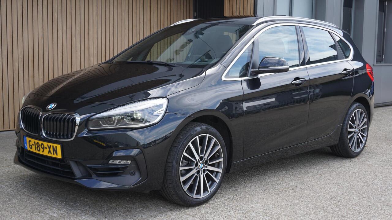 BMW 2-SERIE Active Tourer 220i 190pk Sportline High Executive Pano.Dak Leder LED Head-up 18inch LM Trekhaak A-Camera *NL auto* 70453km!