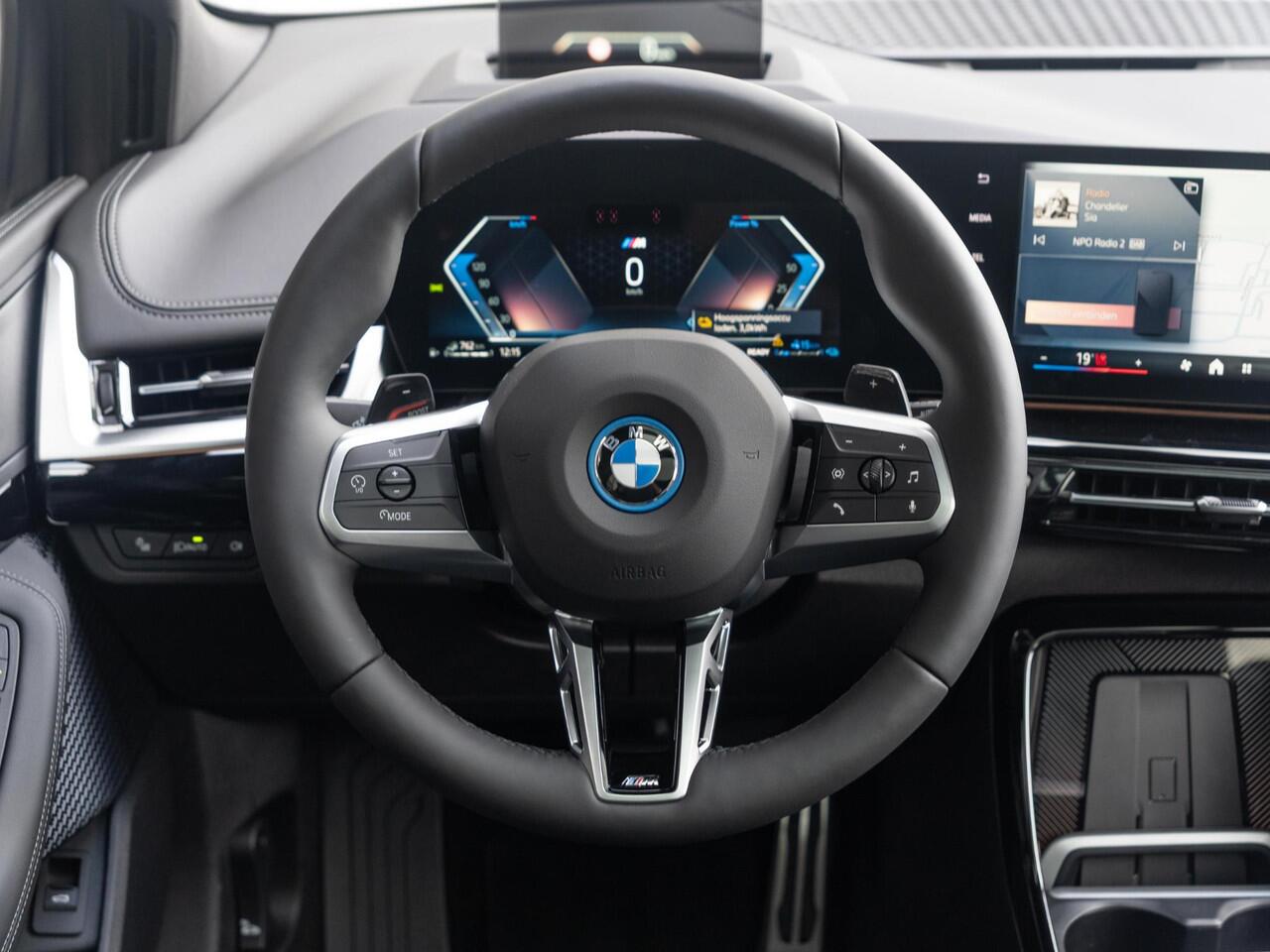 BMW 2-SERIE Active Tourer 225e xDrive | M Sportpakket | Innovation Pack | Verwarmd Stuurwiel | Comfort Access | Panoramadak | Stoelverwarming | Head-Up Display | Trekhaak