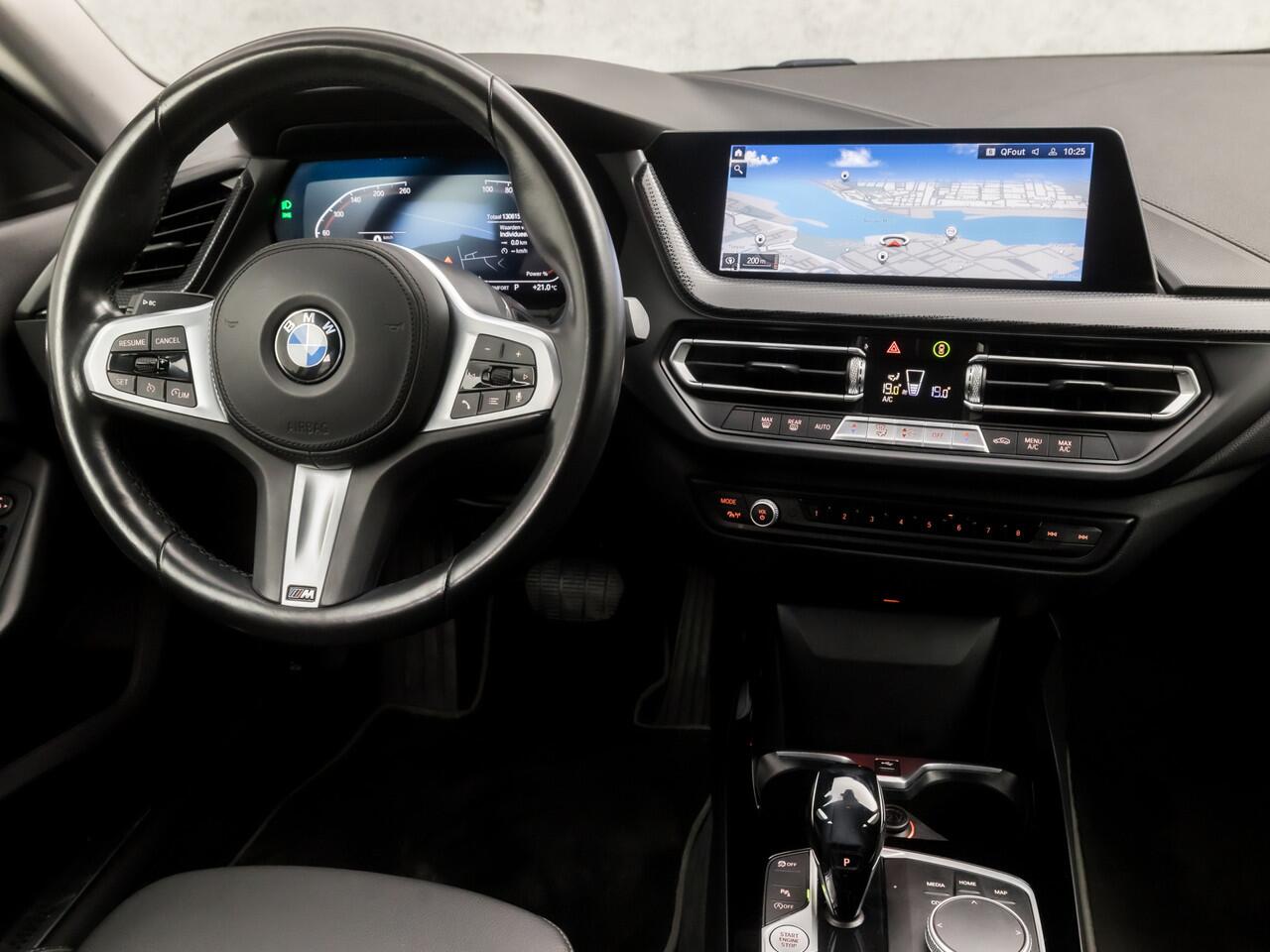 BMW 2-SERIE Gran Coupé 218i Sport Automaat (APPLE CARPLAY, M STUUR, GROOT NAVI, LEDER, GETINT GLAS, SFEERVERLICHTING, SPORTSTOELEN, DAB+, CRUISE, LED KOPLAMPEN, NIEUWSTAAT)
