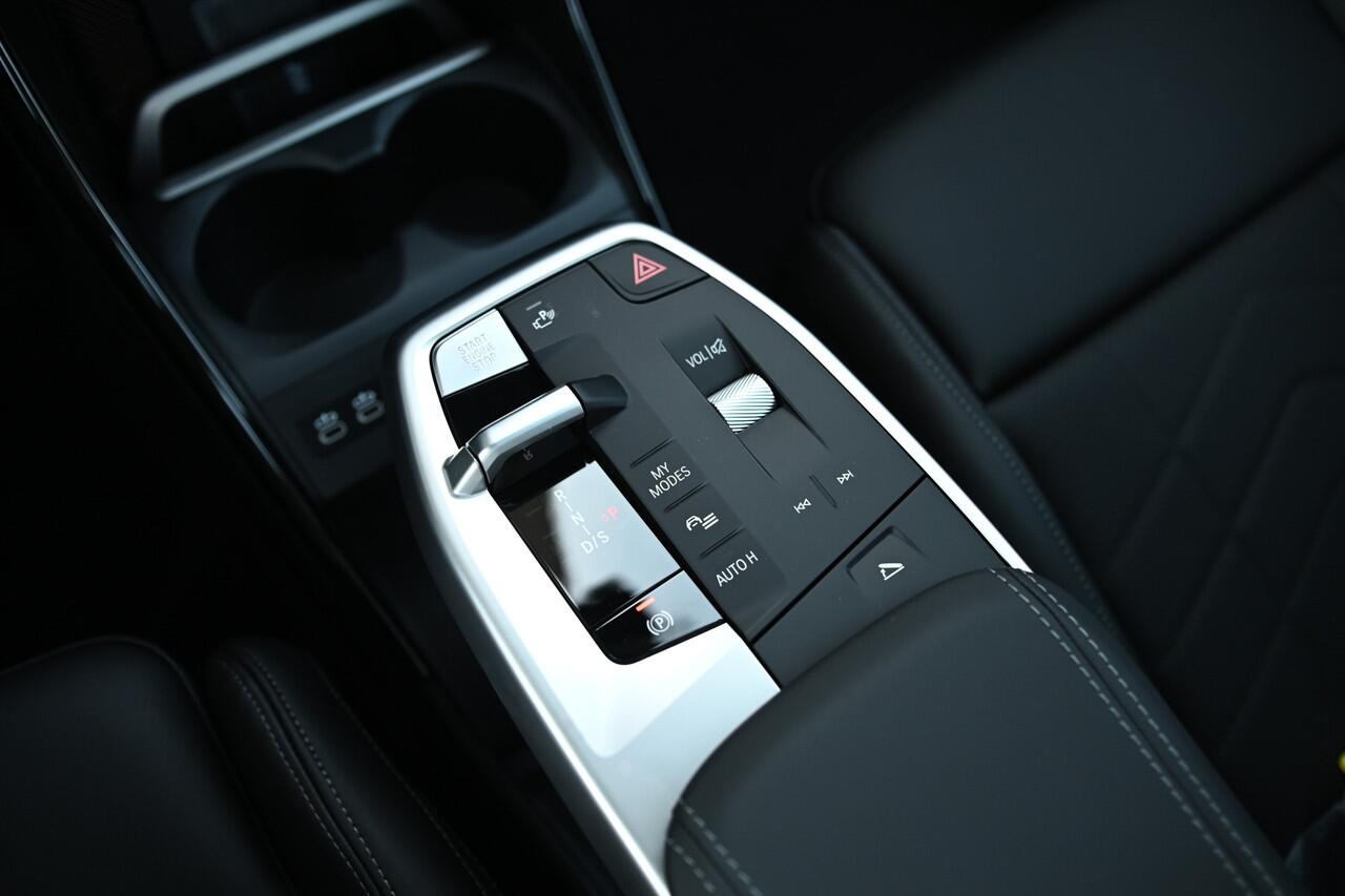 BMW 2-SERIE Active Tourer 225e xDrive High Executive M Sport Automaat / Trekhaak / Sportstoelen / Adaptieve LED / M Adaptief onderstel / Comfort Access / Parking Assistant Plus / Head-Up