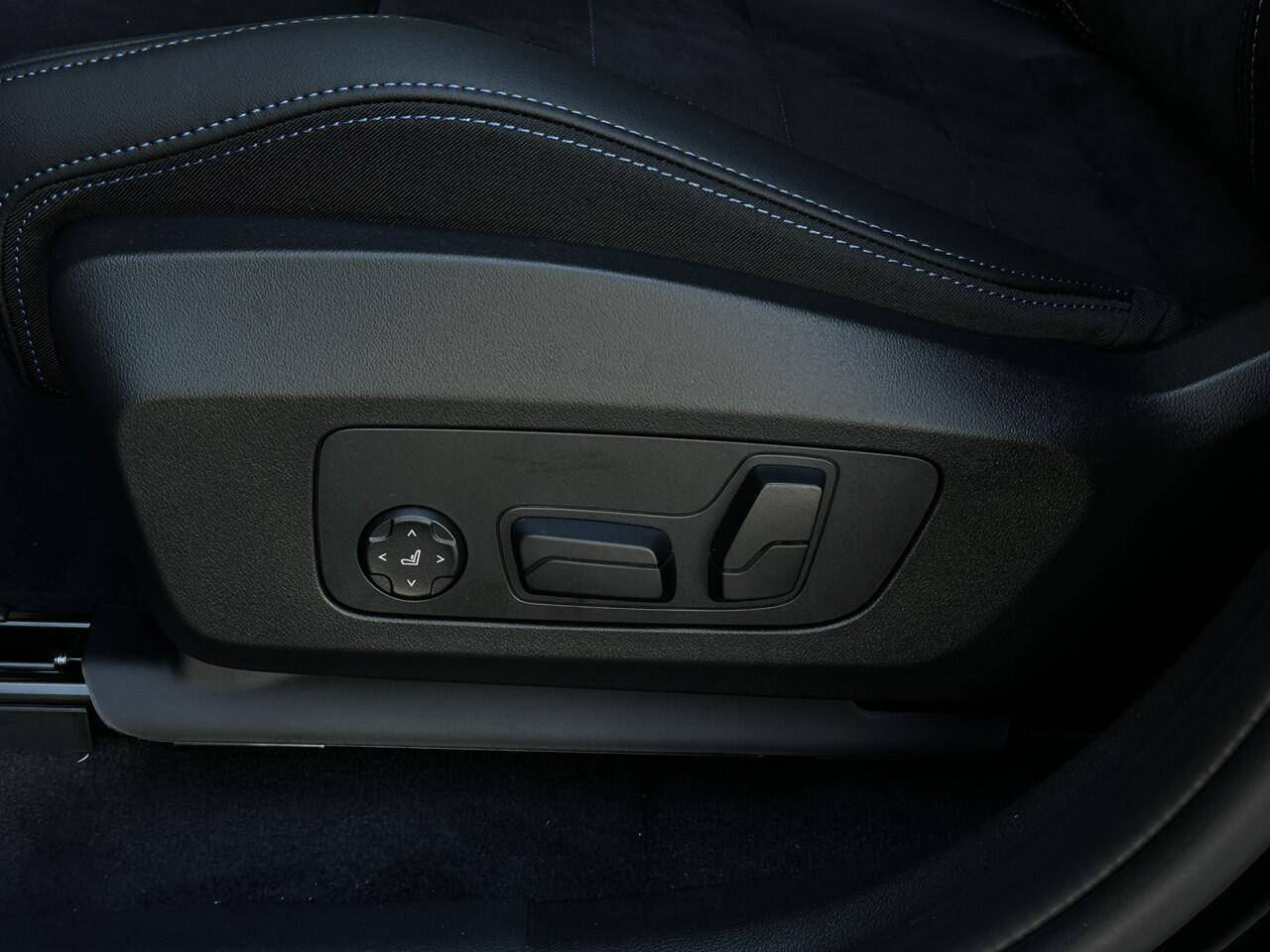 BMW 2-SERIE Active Tourer 225e xDrive High Executive M Sport Automaat / Panoramadak / Trekhaak / Sportstoelen / Adaptieve LED / M Adaptief onderstel / Parking Assistant Plus / Head-Up / Comfort Access