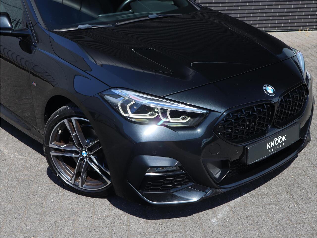 BMW 2-SERIE Gran Coupé 218i High Executive M Sport Pakket Automaat / Live Cockpit Professional / Apple CarPlay / Leder / 18 Inch / Shadow Line / DAB / Extra Getint Glas / LED / Stoelverwarming / Lichtpakket / Parkeersensoren
