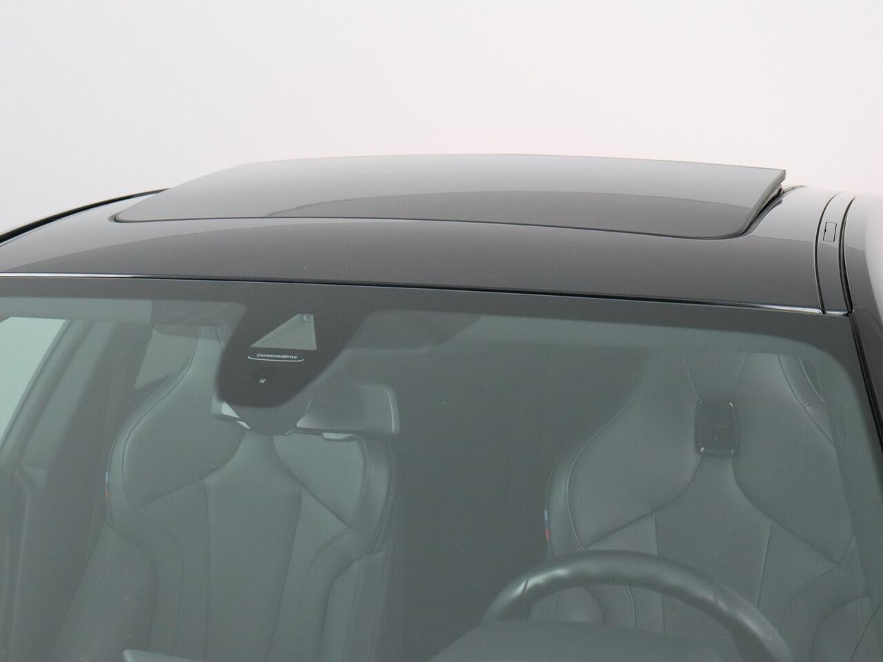 BMW 2-SERIE Gran Coupé M235i xDrive High Executive Edition (NL-Auto / Leder kuipstoelen / Pano / H&K / ACC)