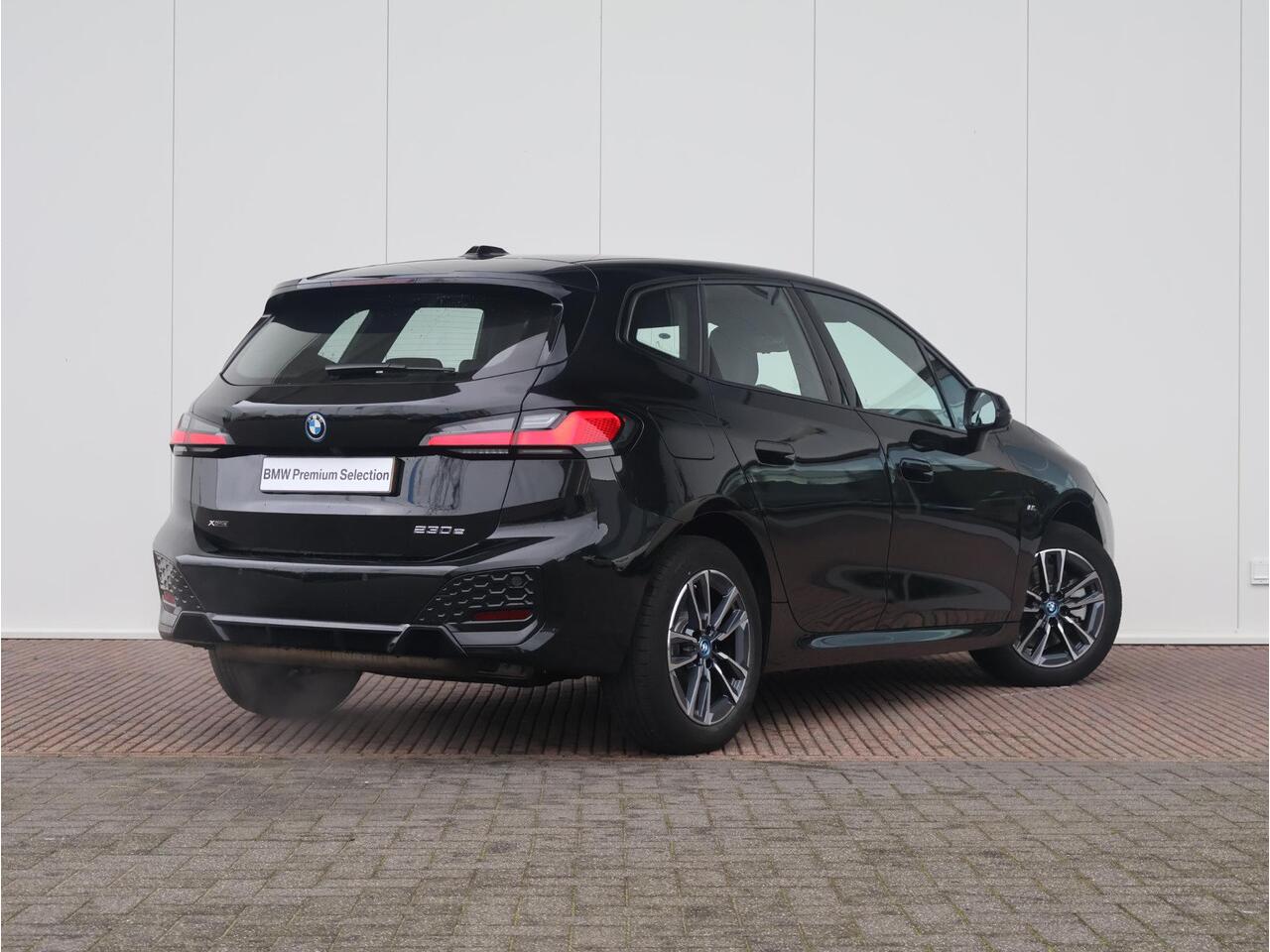 BMW 2-SERIE Active Tourer 230e xDrive / M-Sportpakket / Harman Kardon / Head Up Display / Driving Assistant Plus / Elektrisch Verstelbare Stoelen /