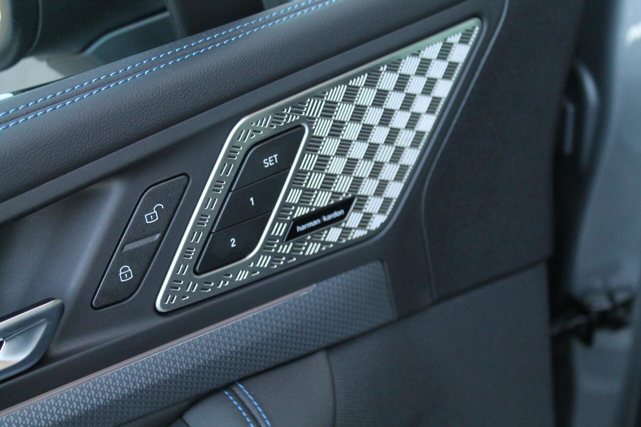 BMW 2-SERIE Active Tourer 225e xDrive High Executive M Sport Automaat / Panoramadak / Trekhaak / Sportstoelen / M Adaptief onderstel / Head-Up / Adaptieve LED / Parking Assistant Plus