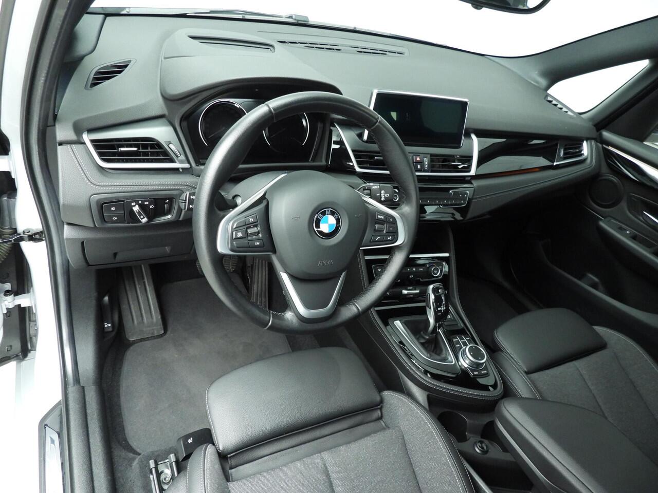 BMW 2-SERIE Active Tourer 218i Automaat Sportline / Trekhaak / PDC / Climate / Cruise / LED / Head-up / Sportstoelen / Alu wielen 17 inch