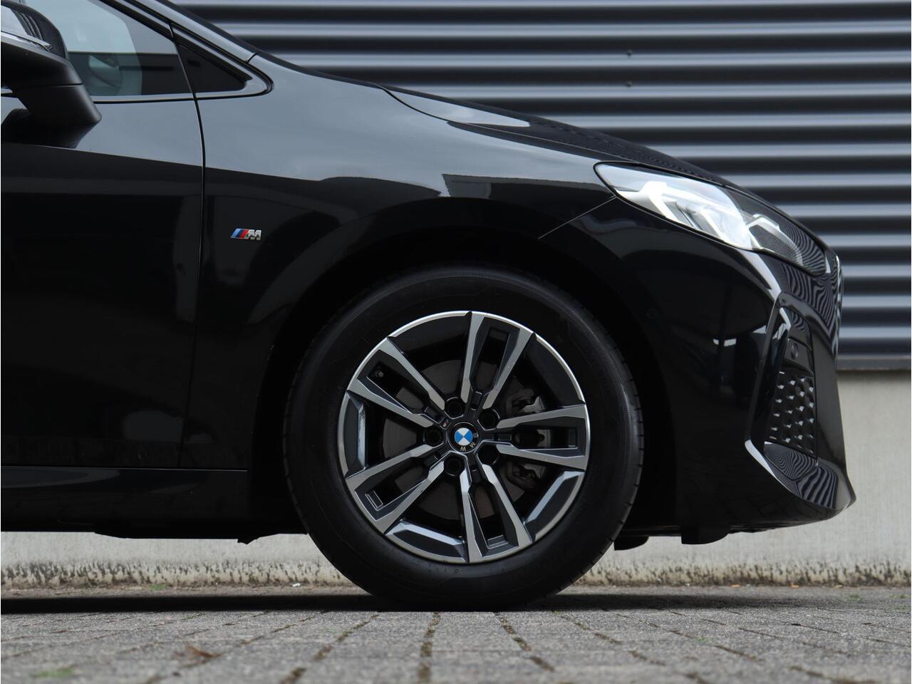 BMW 2-SERIE Active Tourer 218i | M Sportpakket | Trekhaak | Climate Control | Adaptief M Onderstel | Camera | Sportstoelen | LED | 17'' LMV