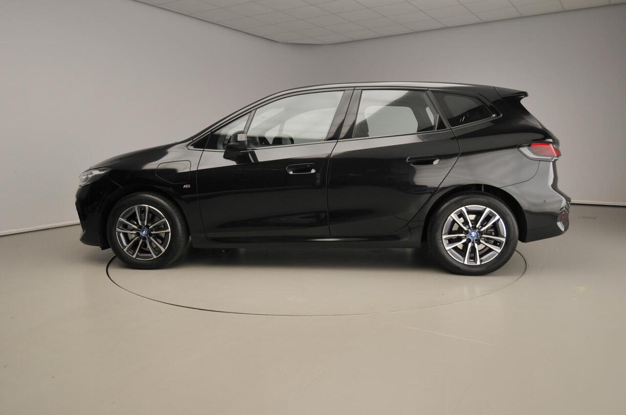 BMW 2-SERIE Active Tourer 225e xDrive | M-Sportpakket | LED | HUD | Sportstoelen | Keyles go | Active cruise | DAB | Alu 17 inch