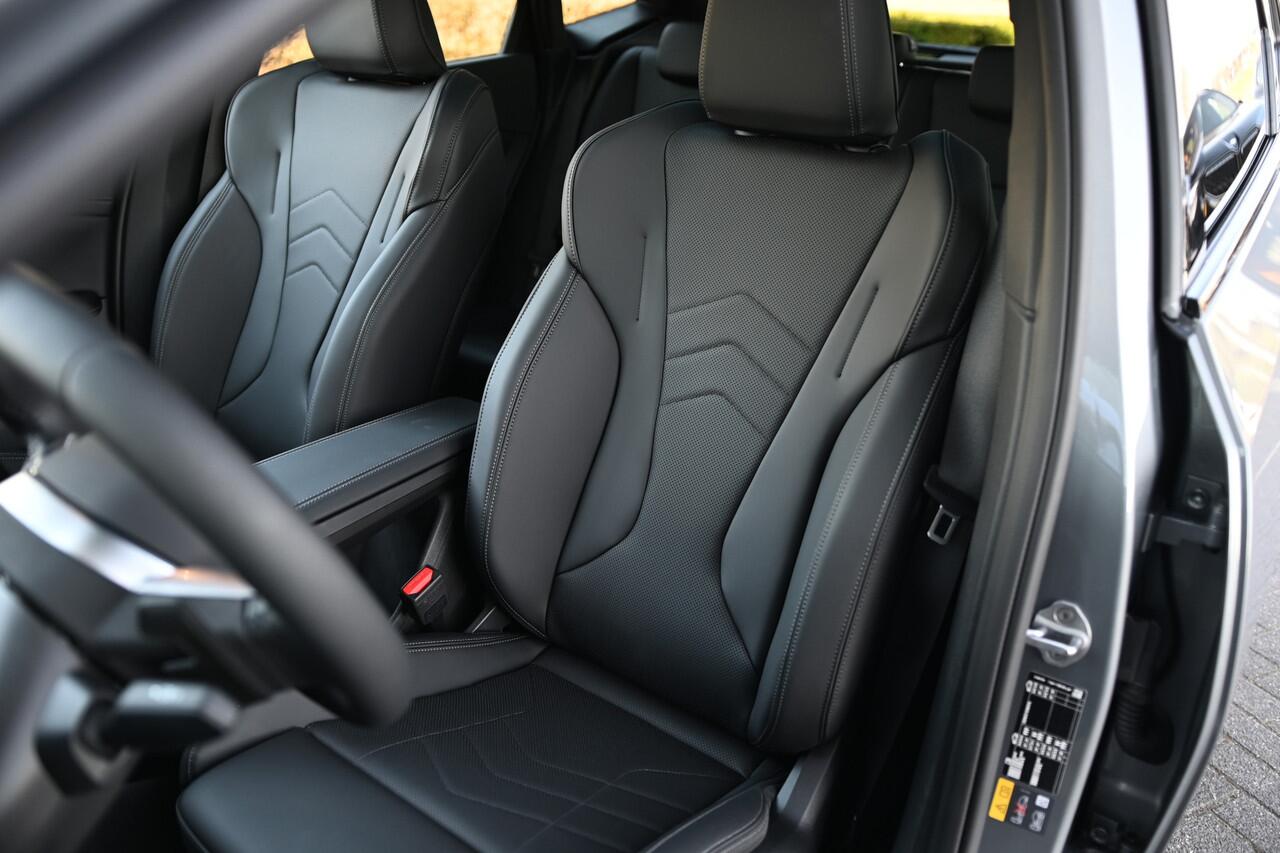 BMW 2-SERIE Active Tourer 225e xDrive High Executive M Sport Automaat / Trekhaak / Sportstoelen / Adaptieve LED / M Adaptief onderstel / Comfort Access / Parking Assistant Plus / Head-Up