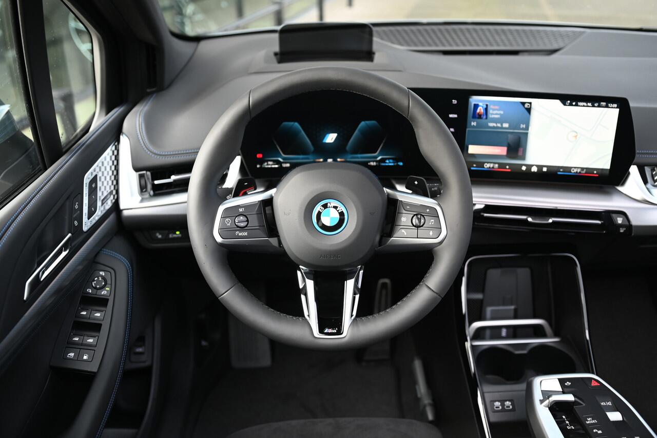 BMW 2-SERIE Active Tourer 225e xDrive High Executive M Sport Automaat / Panoramadak / Trekhaak / Sportstoelen / Adaptieve LED / M Adaptief onderstel / Parking Assistant Plus / Head-Up