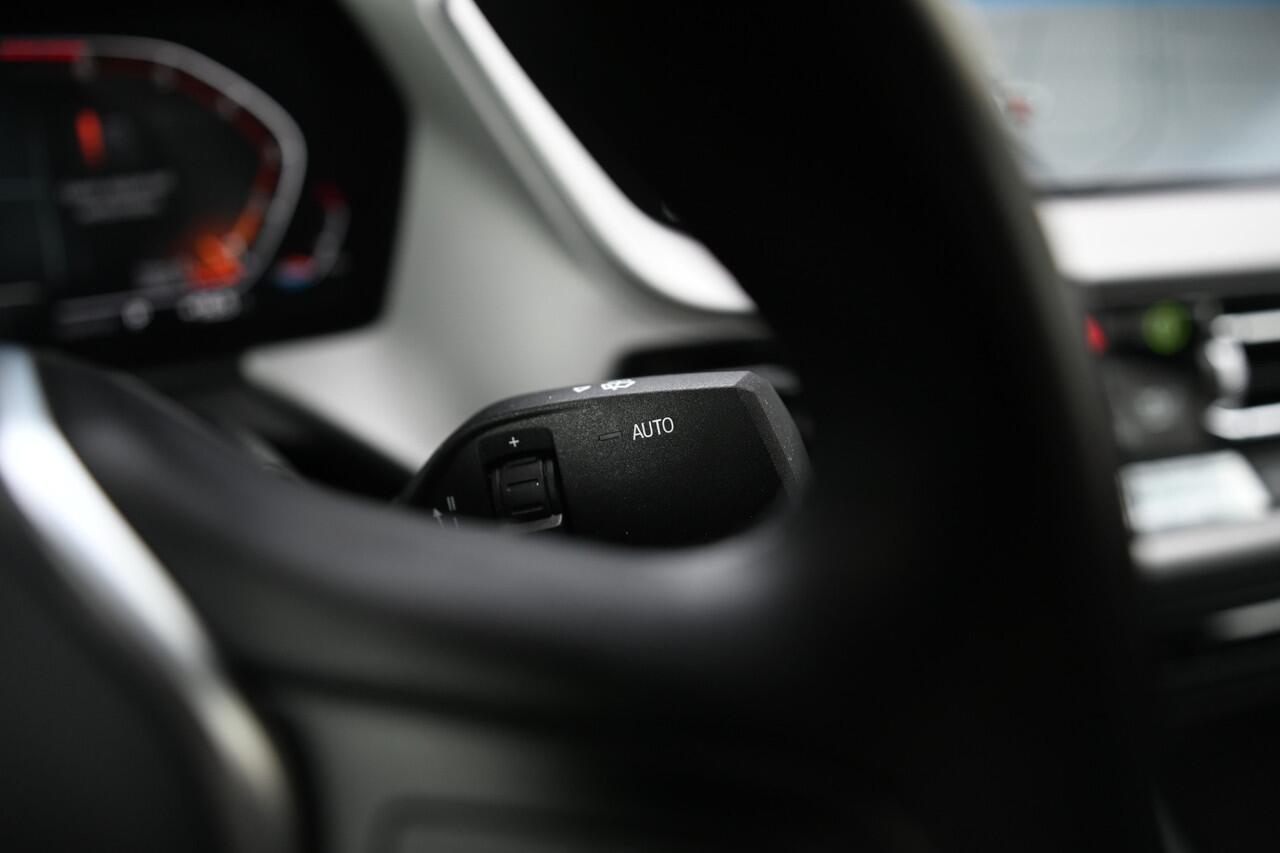 BMW 2-SERIE Gran Coupé 220i Executive Automaat / Adaptieve LED / Live Cockpit Professional / Cruise Control / Extra getint glas achter