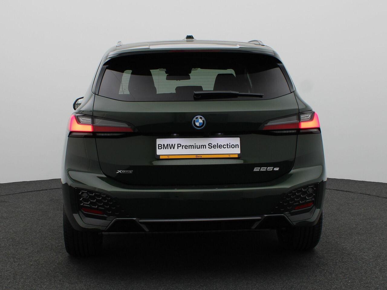 BMW 2-SERIE Active Tourer 225e xDrive M Sportpakket | Premium Pack | Comfort Pack | Travel Pack | Stuurwielrand Verwarmd | Trekhaak | Panoramadak | Elektrisch Verstelbare Sportstoelen | Driving Assistant Plus | Harman Kardon | 18''