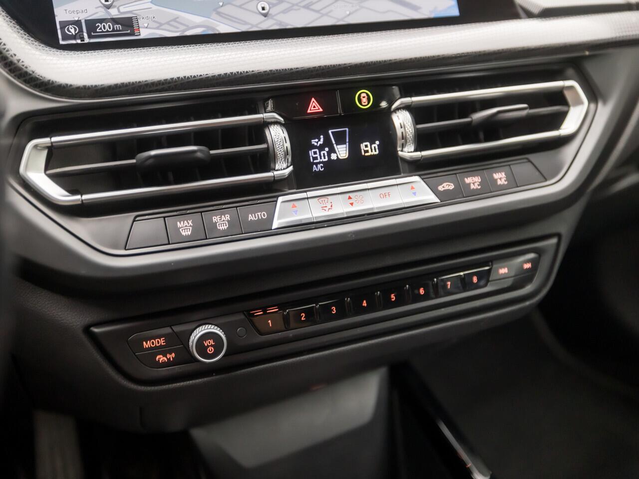 BMW 2-SERIE Gran Coupé 218i Sport Automaat (APPLE CARPLAY, M STUUR, GROOT NAVI, LEDER, GETINT GLAS, SFEERVERLICHTING, SPORTSTOELEN, DAB+, CRUISE, LED KOPLAMPEN, NIEUWSTAAT)