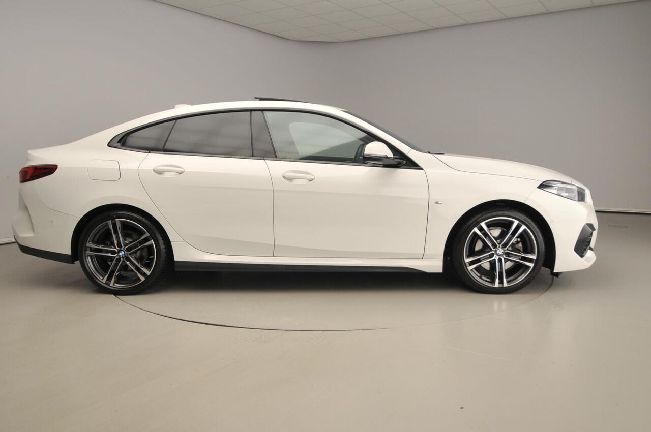 BMW 2-SERIE Gran Coupe 218i | M-Sportpakket | LED | Navigatie | Schuifdak | Stoelverwarming | Sportstoelen | Alu 18 inch