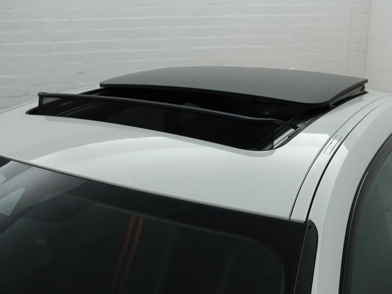 BMW 2-SERIE Gran Coupé 218i M Executive Edition Aut- Panoramadak, Stuur/Stoelverwarming, Sfeerverlichting, Carplay, Sport Interieur