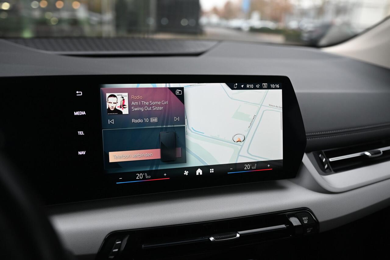 BMW 2-SERIE Active Tourer 225e xDrive Automaat / Sportstoelen / Trekhaak / Achteruitrijcamera / Comfort Access / Adaptieve LED / Stoelverwarming