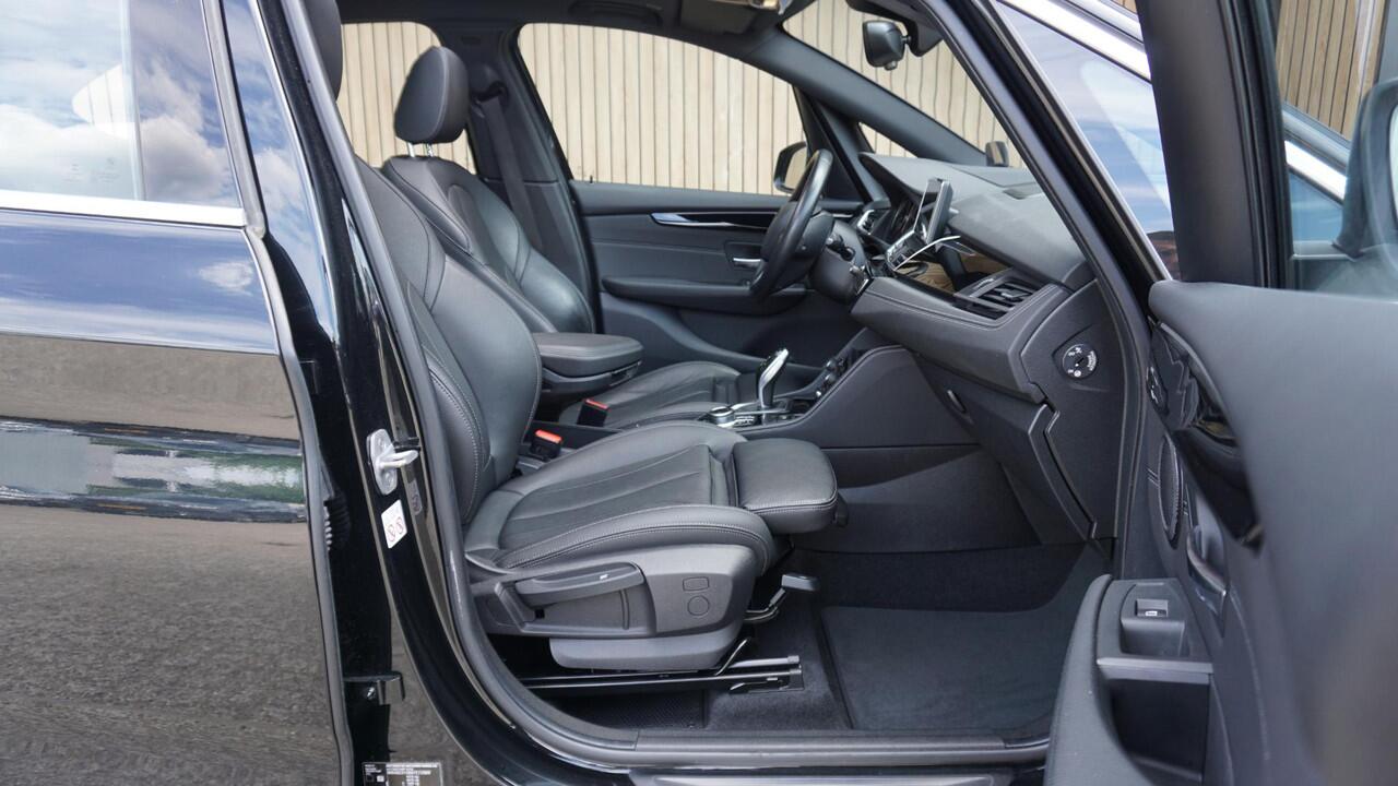 BMW 2-SERIE Active Tourer 220i 190pk Sportline High Executive Pano.Dak Leder LED Head-up 18inch LM Trekhaak A-Camera *NL auto* 70453km!