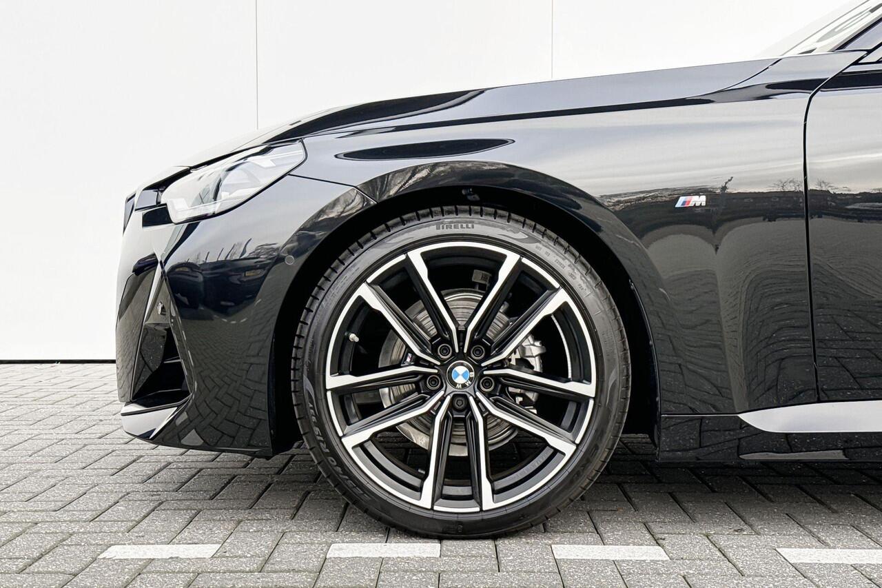 BMW 2-SERIE Coupé 218i | M Sport | Parking Assistant | Getinte Ruiten