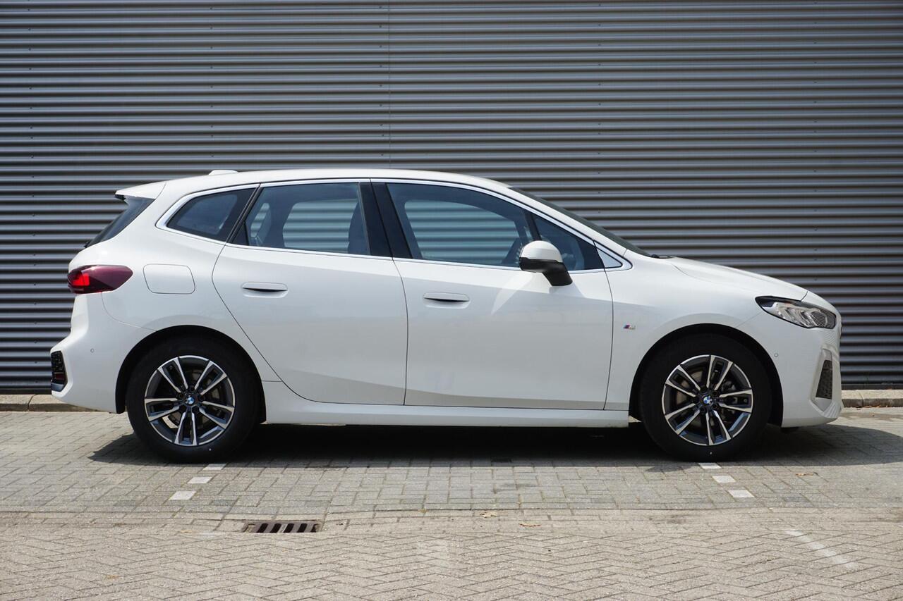 BMW 2-SERIE Active Tourer 218i M Sportpakket | 17 inch LM M Dubbelspaak | Achteruitrijcamera | Parking Assistant | Alarmsysteem klasse 3