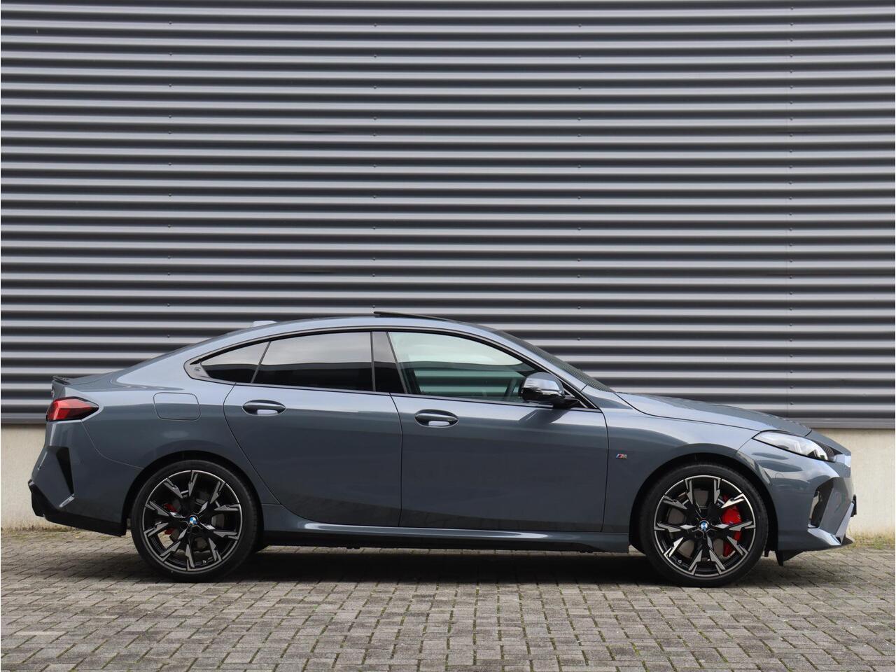 BMW 2-SERIE Gran Coupé 220 | M Sportpakket Pro | Panodak | Driving Assistant Plus | Harman Kardon | Parking Assistant Plus | Head-Up | 19'' LMV