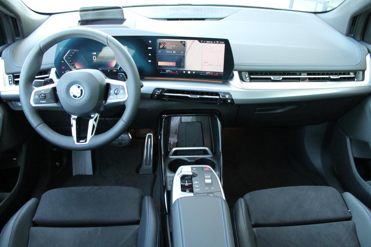 BMW 2-SERIE Active Tourer 225e xDrive High Executive M Sport Automaat / Panoramadak / Trekhaak / Sportstoelen / M Adaptief onderstel / Head-Up / Adaptieve LED / Parking Assistant Plus