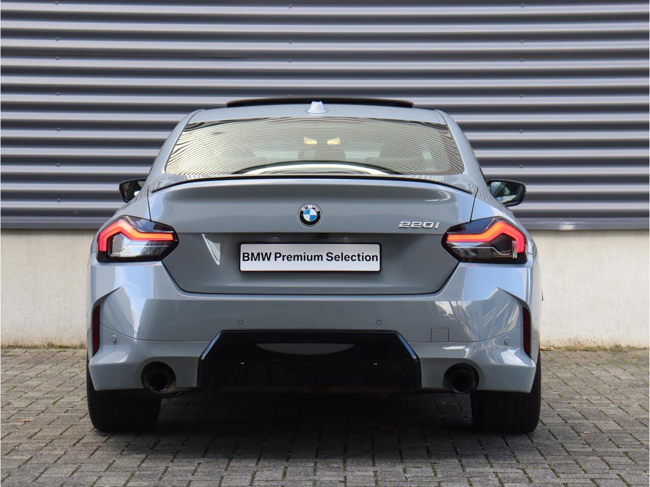 BMW 2-SERIE Coupé 220i | M Sportpakket Pro | Panodak | Head-Up | Parking Assistant Plus | Driving Assistant | Comfort Access | HiFi | 19'' LMV