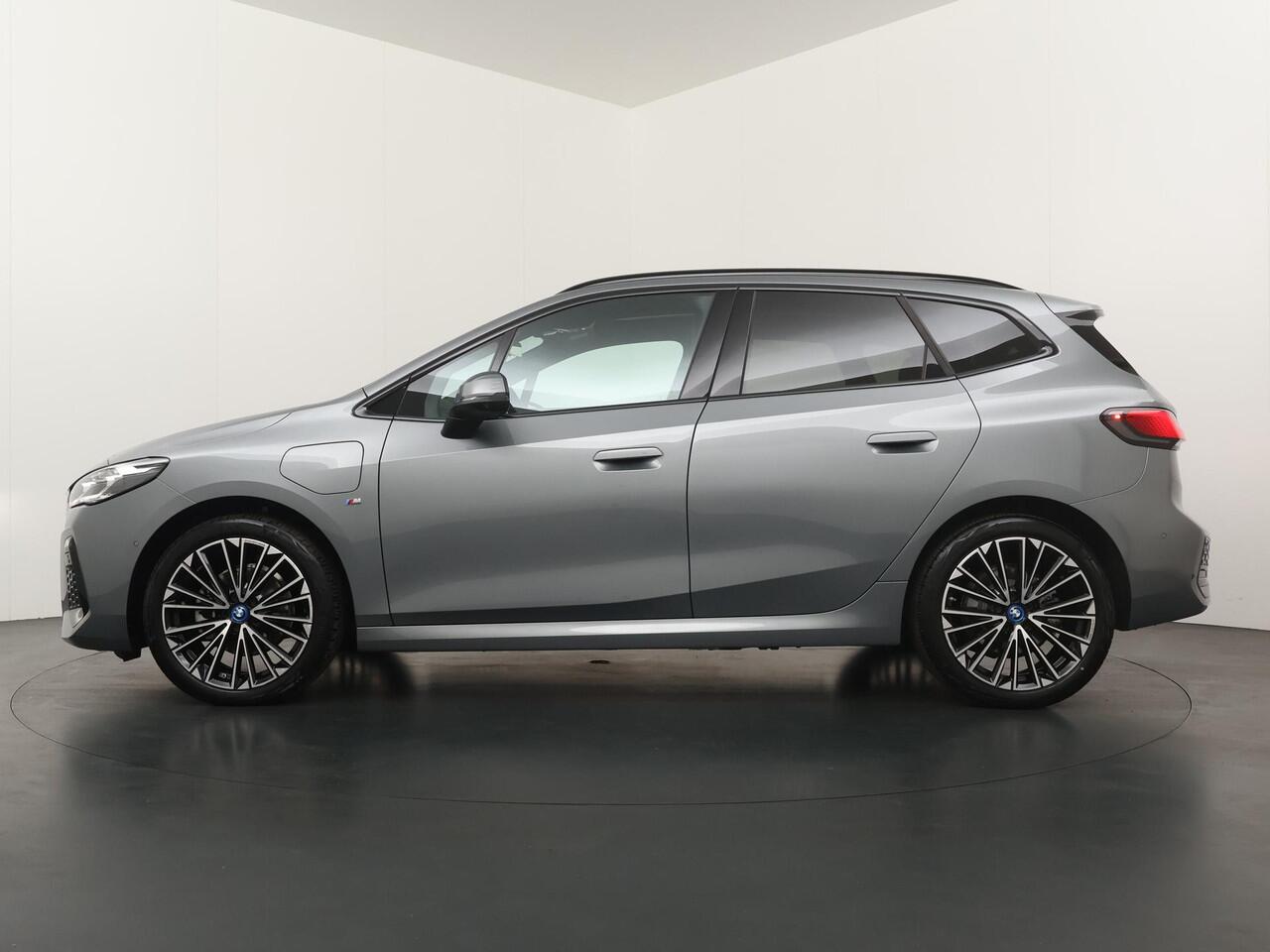 BMW 2-SERIE Active Tourer 225e xDrive | M-Sportpakket | Panoramadak | Harman Kardon | Head-Up Display |