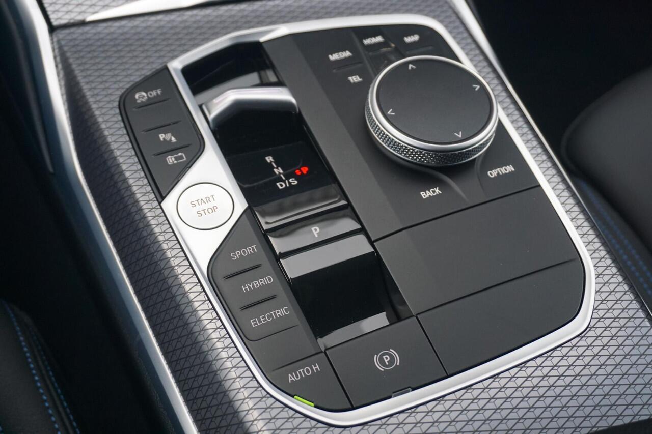 BMW 3-SERIE Touring 330e M Sport Pro | Trekhaak / Harman Kardon / Elektrische Stoelen met geheugen / Comfort Access