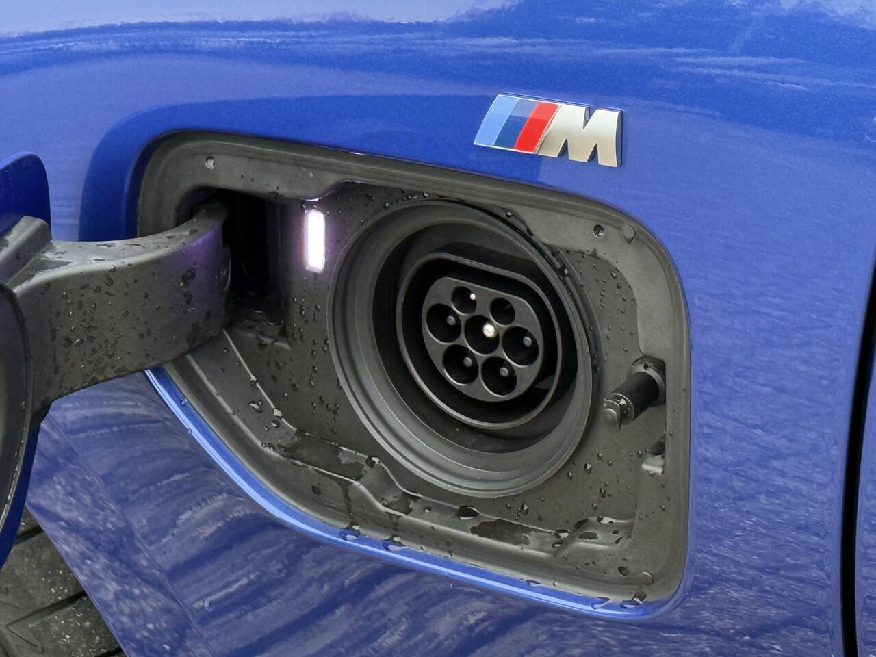 BMW 3-SERIE Touring 330e | NW Model | M-Sport | 18'' | Panorama | Camera | Elek. Trekhaak | HiFi