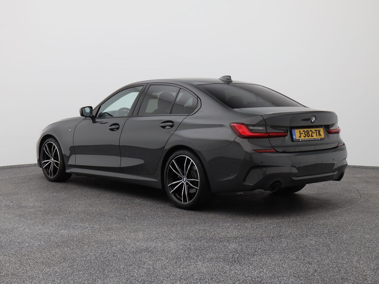 BMW 3-SERIE 318i Executive Edition M-Sport | CAMERA | CARPLAY | STOELVERWARMING