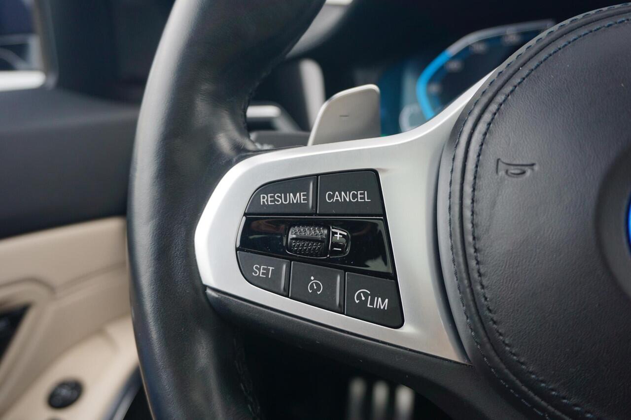 BMW 3-SERIE Sedan 320e High Executive M Sportpakket 19'' / Schuif-/kanteldak / Elektrisch verstelbare voorstoelen / HiFi System