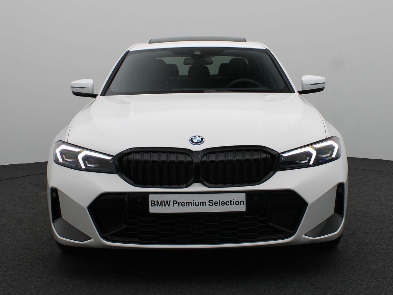 BMW 3-SERIE Sedan 330e M Sportpakket Pro | Stuurwielrand Verwarmd | Trekhaak | Geluidswerende Ramen | Schuifdak | Verwarmde Voorstoelen | Parking Assistant | Harman Kardon | 19'' | Ekris Selection