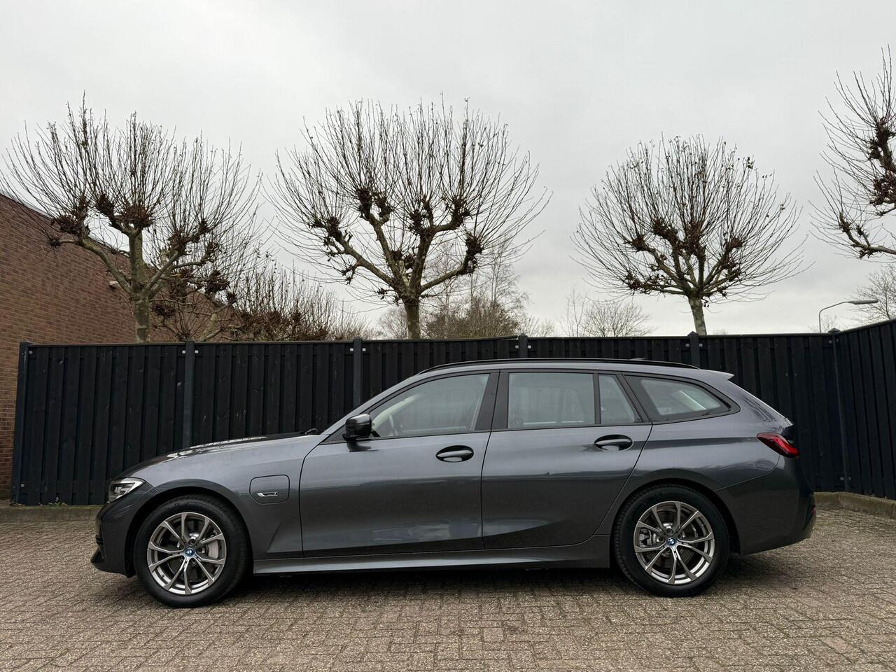 BMW 3-SERIE Touring 330e